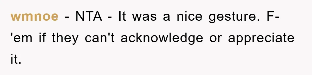 wmnoe − NTA - It was a nice gesture. F-'em if they can't acknowledge or appreciate it.